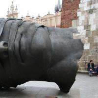 Skulptur auf dem Markt von Krakau.