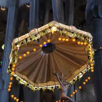 Barcelona, Sagrada Familia, Altar und Baldachin.