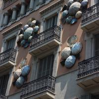 Barcelona, Ramblas, Haus mit Schirmen.