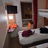 Ein sehr kleines Hotelzimmer in Lyon.