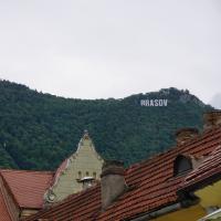 Braşov, Hausberg mit Schriftzug und Seilbahn.