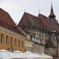 Braşov, Rathausplatz mit Schwarzer Kirche.