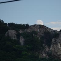 Horní Vestonice, Mond über dem Hausberg.