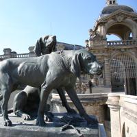 Hundestatuen vor Schloss Chantilly