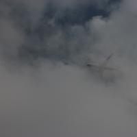 Barcelona, Castelldefels, Flugzeug hinter Wolken.