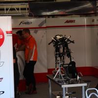 Barcelona, Circuit de Catalunya, Nacktes Motorrad bei Air Asia.