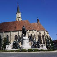 Cluj, Corvinstatue vor St. Michaelskirche.
