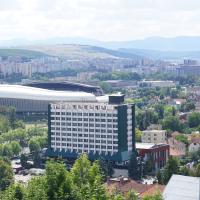 Cluj, Blick von Zitadelle auf Stadion und Hotel.