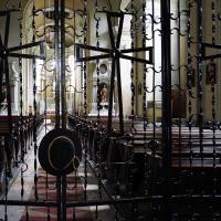 Turda, Reformierte Kirche, Blick durch Antrenngitter mit Filzhut.