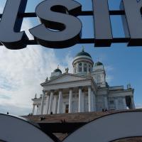 Kathedrale von Helsinki durch Schriftzug fotografiert.