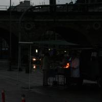 Bierbar und Würstchen im Barkas.