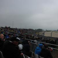 Le Mans, Tribüne und Gegengerade im Regen.