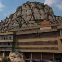 Montserrat, Blick auf die häßlichen Gebäude.