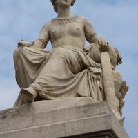 Statue auf dem Musée d'Orsay.