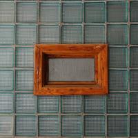 Oradea, Glasziegelwand mit Holzfenster.