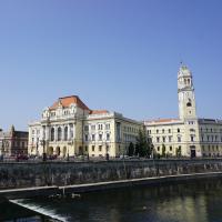 Oradea, Platz der Einheit mit Kirchen.