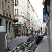 Fahrräder und Mopeds in Paris.