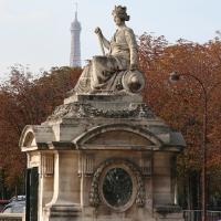 Statue vor Eiffelturm in Paris.