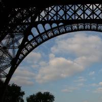 Unter dem Eiffelturm in Paris.