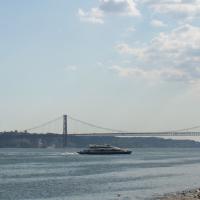 Lissabon: Brücke über Tejo mit Christusstatue.