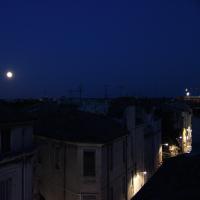 Nimes, Mond über der Stadt.