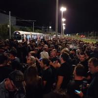 Rammstein in Lyon, Schlange vor der Straßenbahn.