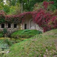 Rheinsberg: Egeriagrotte im Schlosspark.