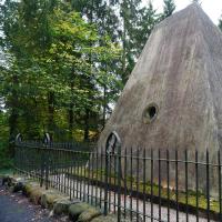 Rheinsberg: Grabpyramide im Schlosspark.