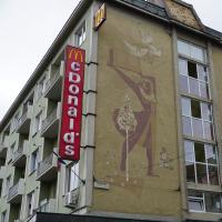 Târgu Mureş, McDonald's mit sozialistischer Kunst.
