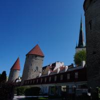 Stadtmauer von Tallinn mit Türmen.