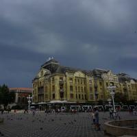 Timişoara, Dunkle Wolken über der Hauptstraße.