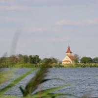 Kirche im Stausee von Palava.