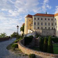 Mikulov, Schloss mit Auffahrt.