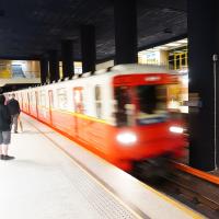 Einfahrende Metro in Warschau
